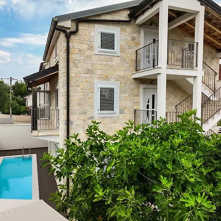 My Dalmatia - Naledi With Shared Pool