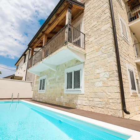 My Dalmatia - Naledi With Shared Pool Lägenhet